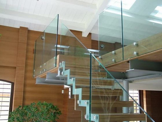 Ограждения лестниц из стекла